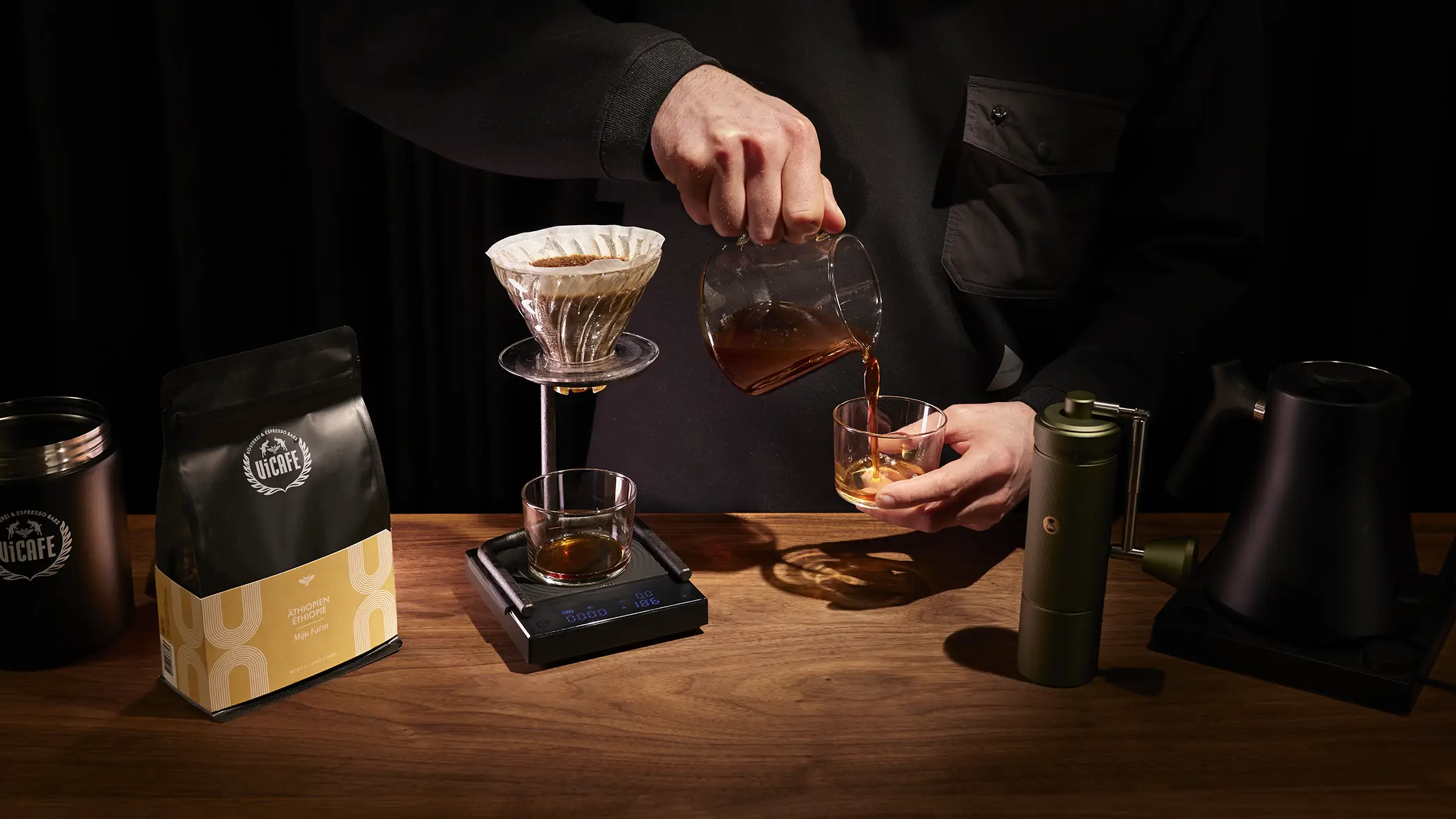 ViCAFE Merchandise: Filterkaffee Zubereitung mit frisch gerösteten Kaffeebohnen, Handmühle und Kaffeezubehör.