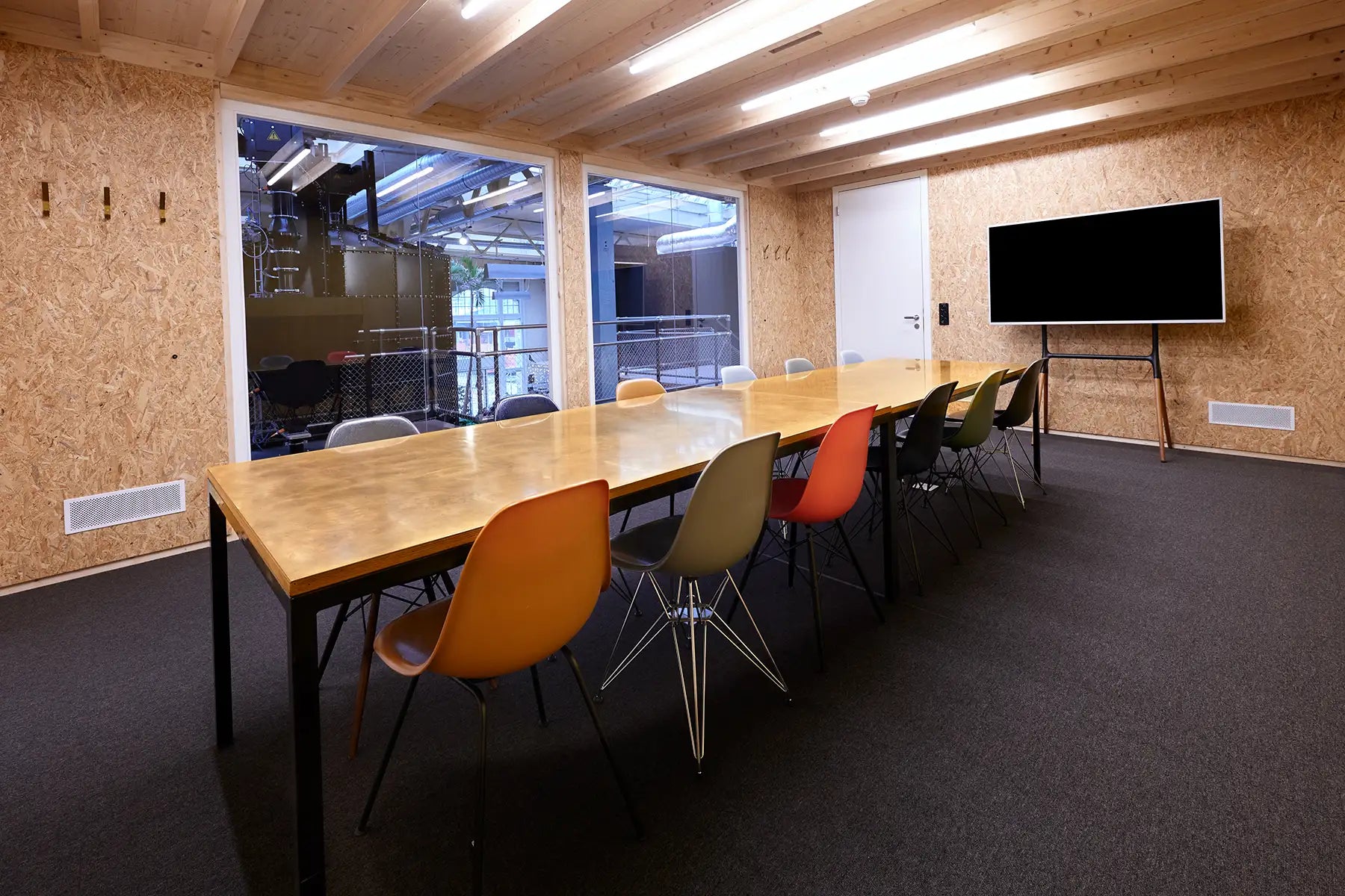 Moderner Seminarraum in der ViCAFE Rösterei – Location für Coffee Workshops, Barista Schulungen und Events in Zürich.