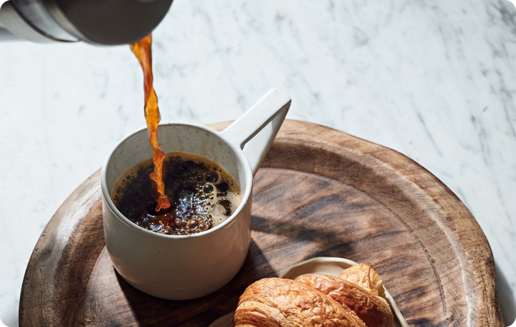 Frisch gebrühter Spezialitätenkaffee von ViCAFE wird in eine Tasse eingeschenkt – Brew Guide für perfekten Filterkaffee.
