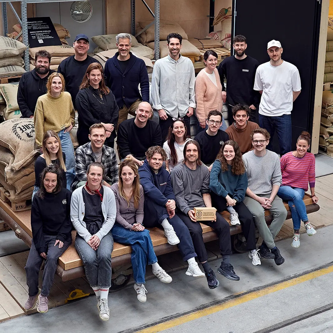 Das ViCAFE Team in der Rösterei – gemeinsam für Nachhaltigkeit, Verantwortung und fairen Specialty Coffee.