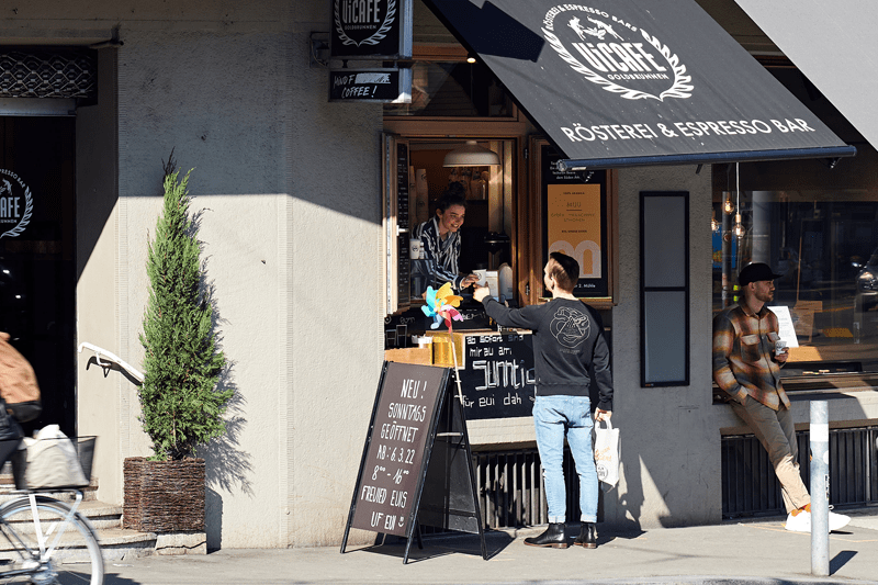 ViCAFE Goldbrunnenplatz Spezialitäten-Kaffeerösterei & Espresso Bars in Zürich – Kaffee to go direkt am Fenster im belebten Quartier