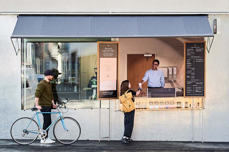 ViCAFE Zollhaus Spezialitäten-Kaffeerösterei & Espresso Bars in Zürich – Kaffee to go am Fenster im lebendigen Quartier.