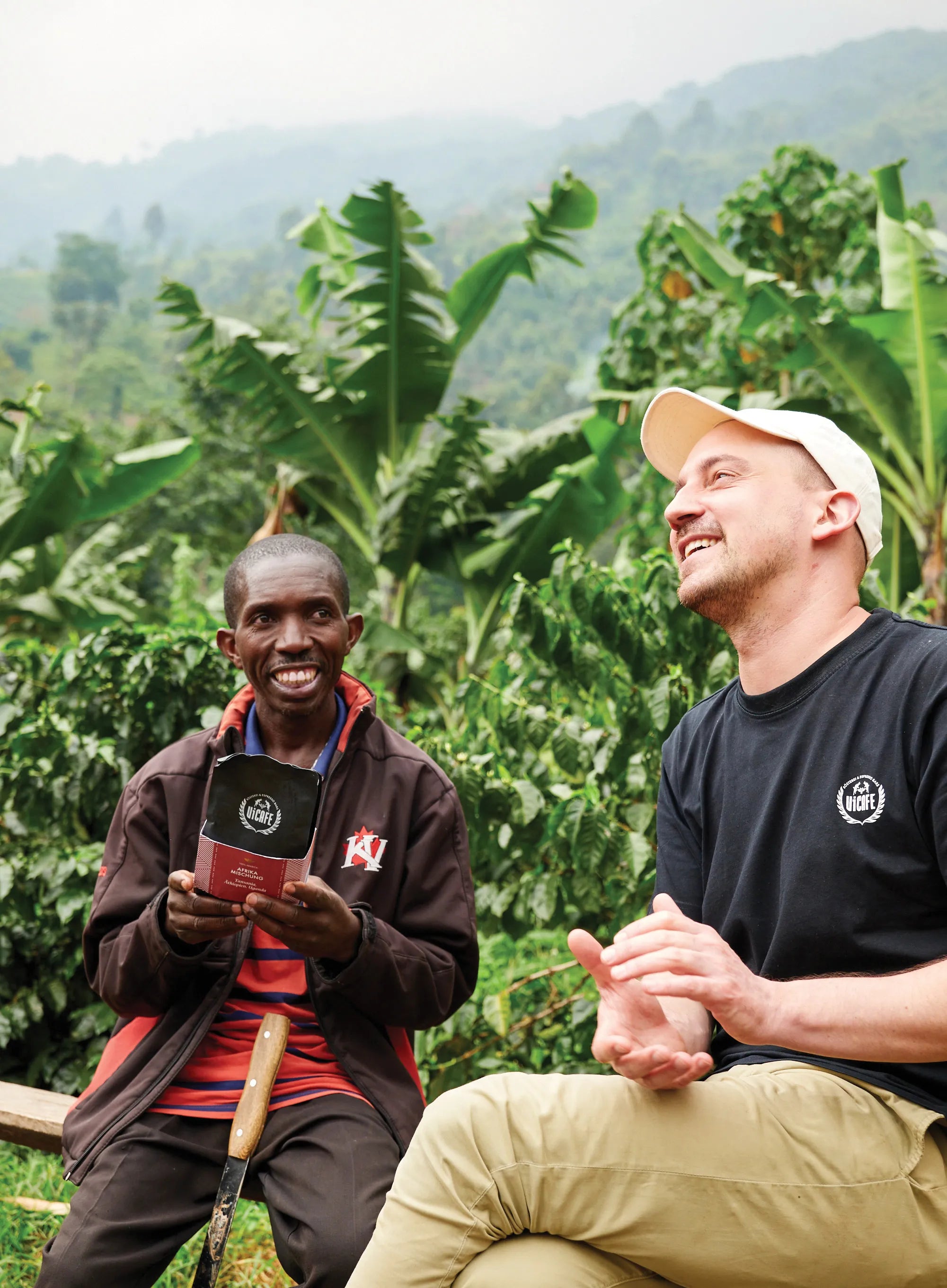 Pascal Herzog, Head of Impact und COO von ViCAFE, im Austausch mit Kaffeebauern – Verantwortung und Partnerschaft im Specialty Coffee