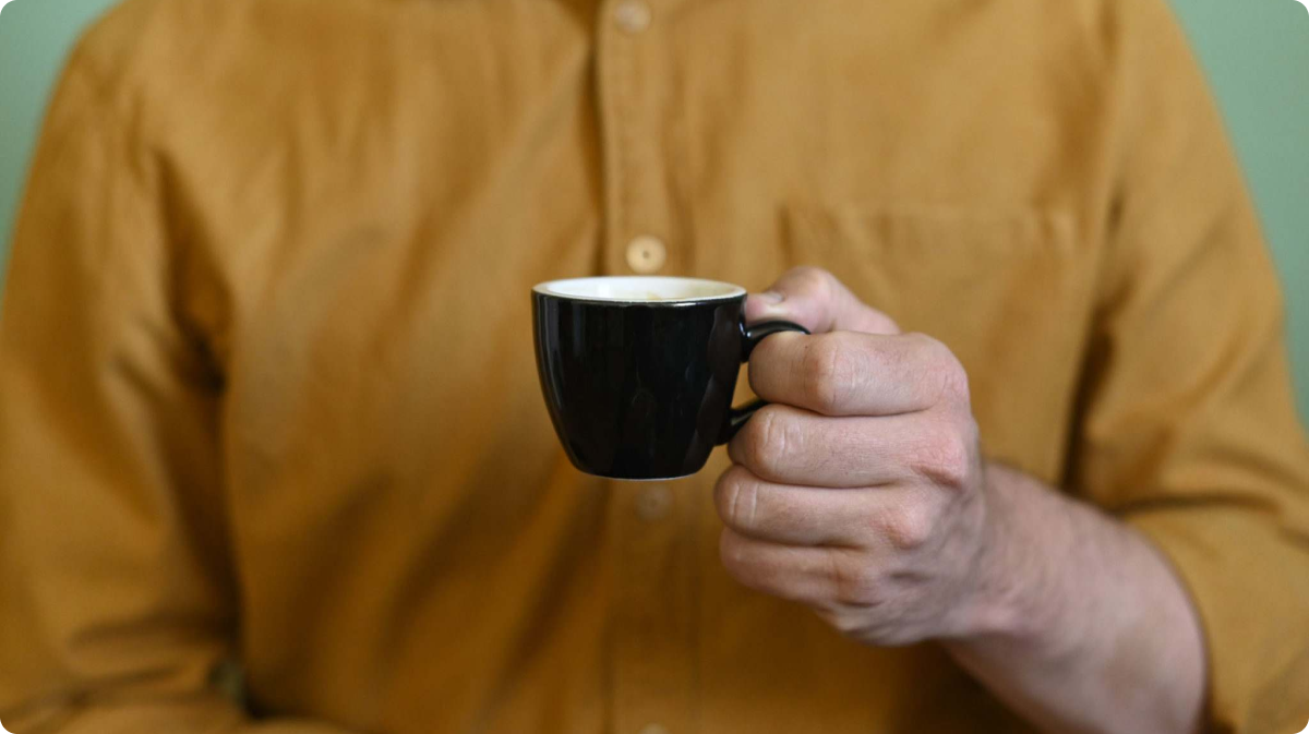 ViCAFE Espresso Brew Guide – frisch gebrühter Espresso in einer kleinen Tasse, Spezialitätenkaffee aus Zürich.