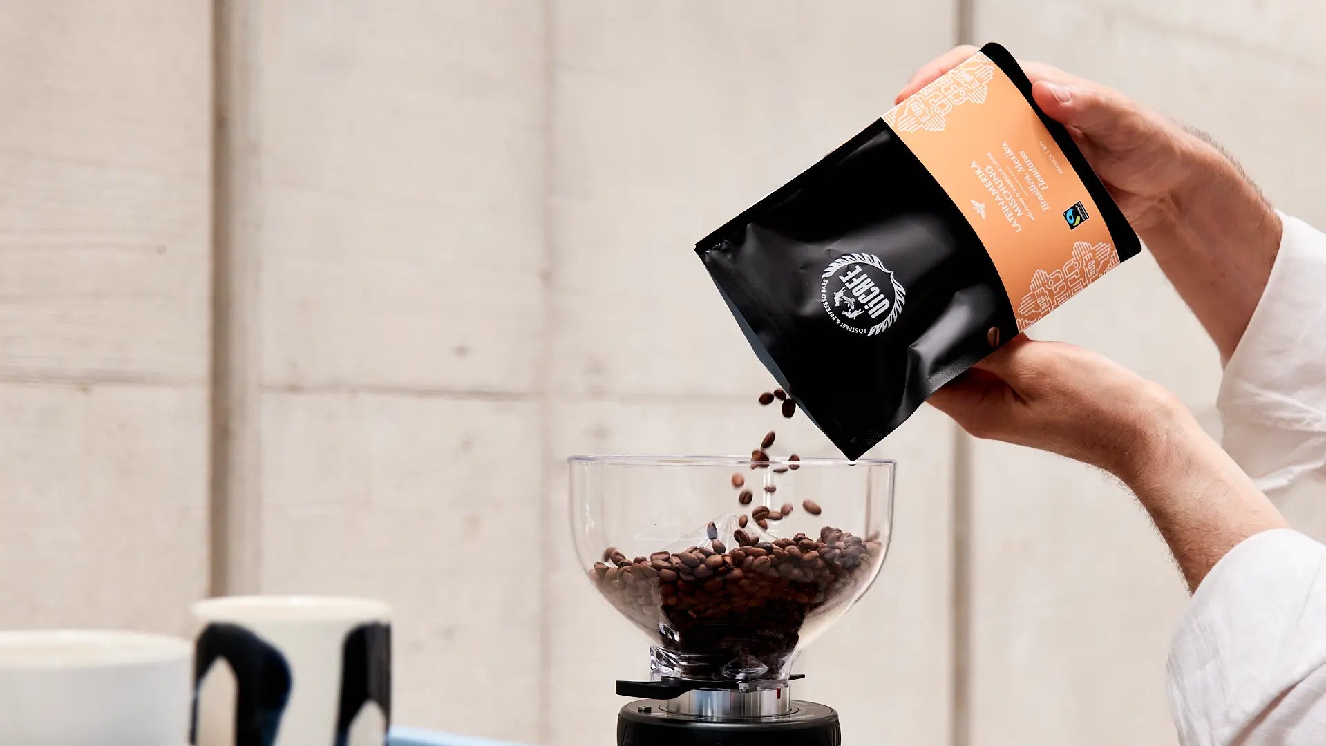 ViCAFE Latin America Blend Bio Fairtrade® – frisch geröstete Kaffeebohnen aus Zürich werden in eine Mühle gefüllt, Spezialitätenkaffee aus Brasilien & Guatemala.