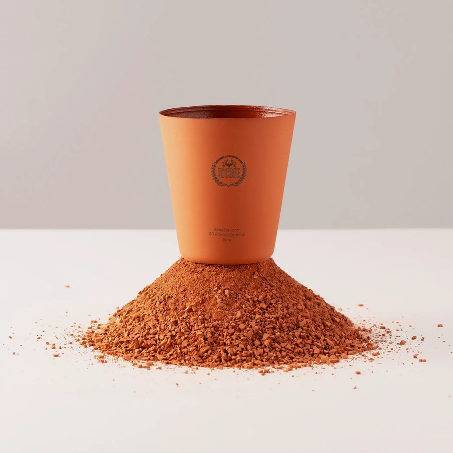 Nachhaltiger ViCAFE Clay Cup – Symbol für Kreislaufwirtschaft, Verantwortung und umweltfreundlichen Kaffeegenuss.
