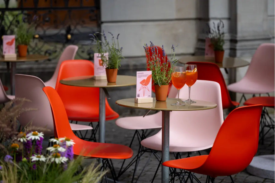 ViCAFE Espresso Bar Münsterhof in Zürich – gemütliche Terrasse mit Drinks und Spezialitätenkaffee im Herzen der Altstadt.