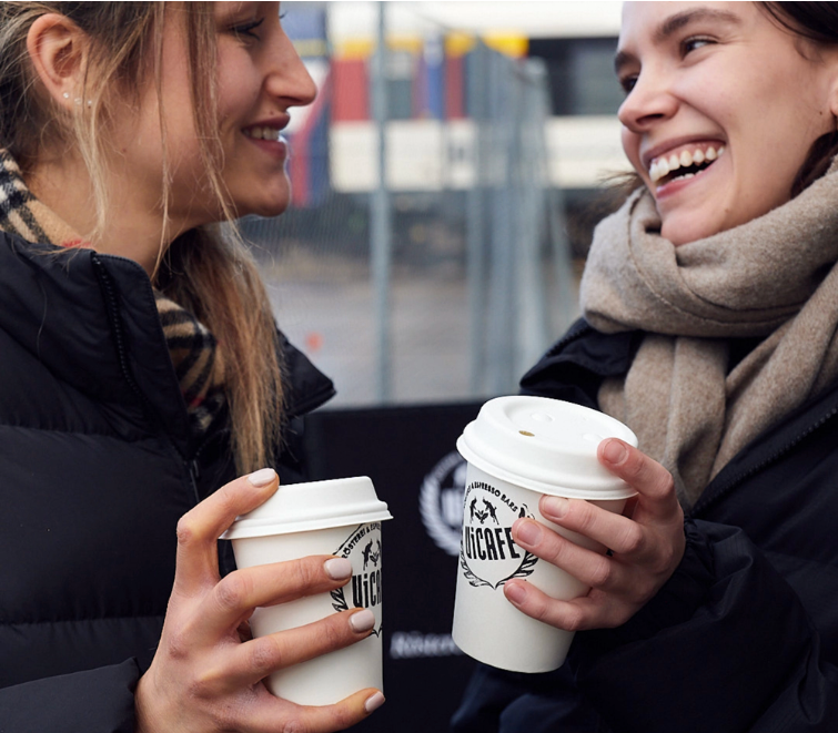 Freundinnen geniessen ViCAFE Kaffee im Mehrwegbecher – nachhaltiger Coffee to go in Zürich